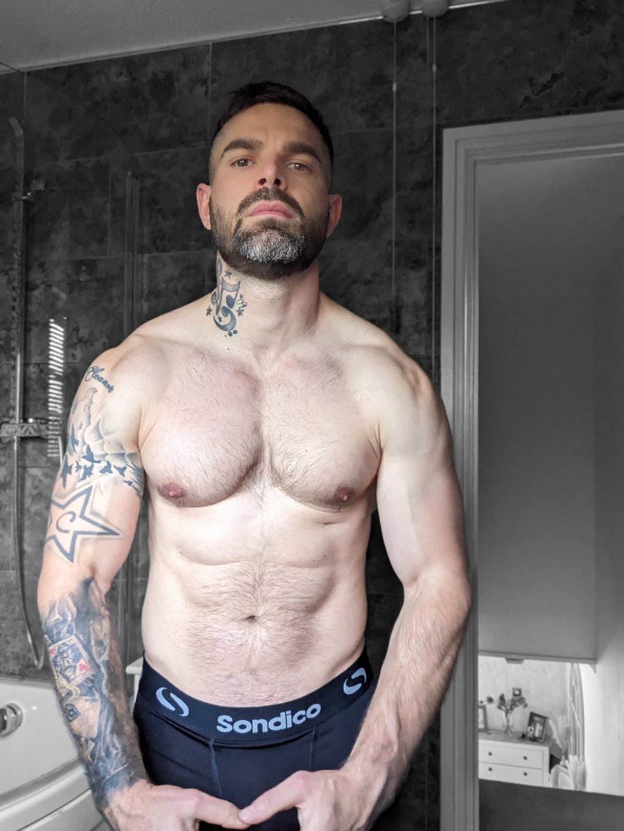 thefitnessdaddy's tweet photo. Been enjoying more food recently and less conditioning but I'm absolutely fine with it. I love seeing my body change throughout this beautiful journey 
#bodyconfidence #goodbyeabs https://t.co/CbnyqHLdRT