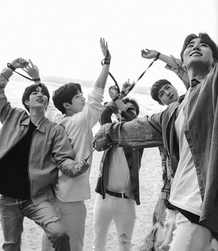 cortezfan's tweet photo. Life is hectic but I have to congratulate my guys. Not quite 4 years ago #Day6 came into my life & changed everything. They made me who I am now musically & I’ll be forever grateful! Here’s to 8 more💙
@eaJPark #eaJ
#데이식스
#8YearswithDAY6
#DAY68thAnniversary
#DAY6_8th_Page https://t.co/D6v30ZOxG2