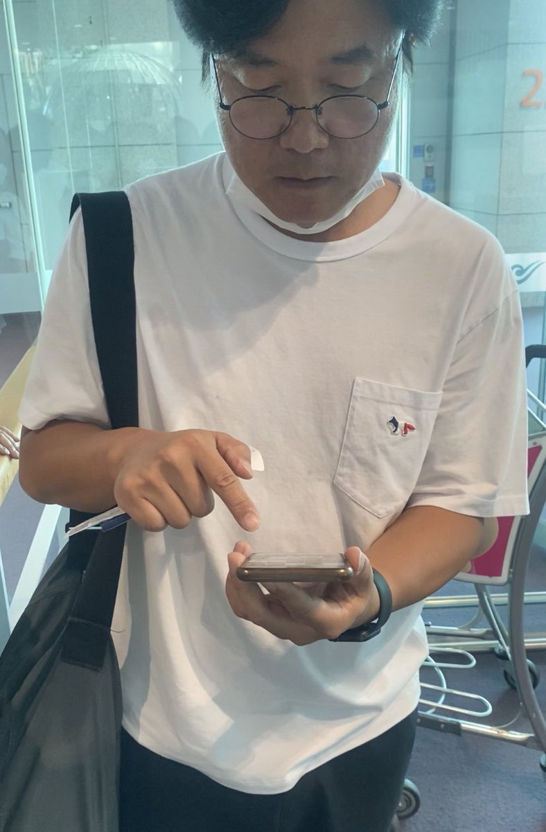 mingbubu's tweet photo. after they found his passport > mingyu told the fans that they should airdrop their medias to na pd > na pd receiving the medias thru airdrop > na pd filming mingyu using his phone “did u purposely do this to get more airing time?” and frustrated mingyu “what are u saying… 😭” https://t.co/dydhTyXqUR