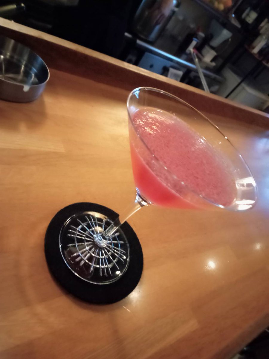 CLUB81676235's tweet photo. #BAR9
#コスモポリタン
先日行ったBAR🍸
昔の同僚?友達?のお店で
フレッシュな果物を使った美味しいカクテルが
呑めるお店です(*ơᴗơ)
コスモポリタン呑みたい🍸 https://t.co/Ao3dXBSqOu
