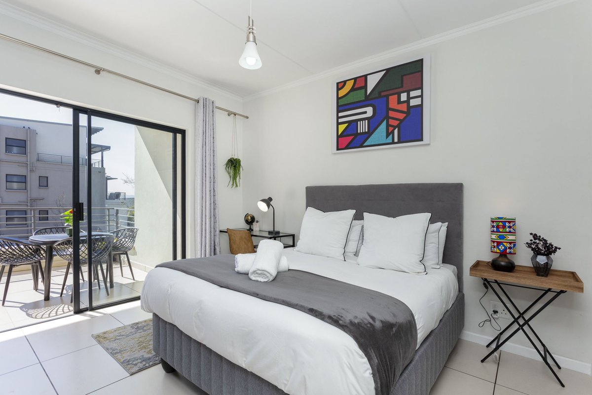 AuraluxeS's tweet photo. Our Airbnb main bedroom styling  is a beautiful blend of tranquility and a burst of colour! We love the isiNdebele touches, a native South African tribe that’s known for their gorgeous geometric patterns and colourful style. We hope you enjoy staying in it 💚 https://t.co/HmoJRpiSqK