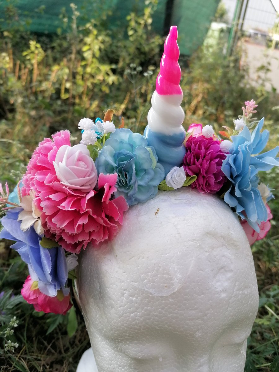 Petit aperçu de quelques couronnes sur lesquelles j'ai travaillé récemment ✨ elles sont uniquement disponibles sur mes stands pour l'instant mais si une création du style te tente je serais ravi-e de te l'envoyer ✨ (budget 35-50 avec envoi)