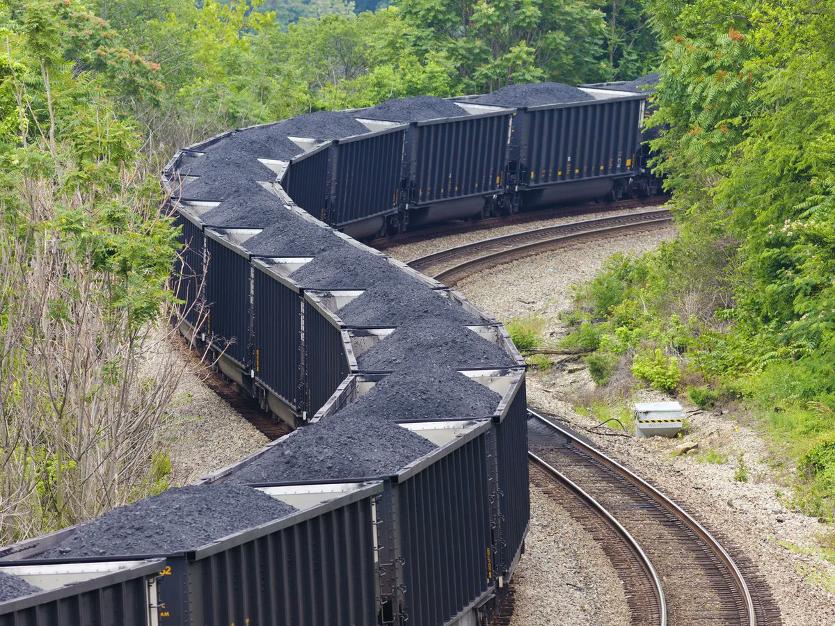 CaraSantaMaria's tweet photo. How’s the air? Scientists in California are using AI to track coal train dust. 

#AirPollution #Pollution #California #CoalDust #Coal #Trains #RailRoad #Science #AI #Environment 

https://t.co/sz0zhqpN2r via @undarkmag https://t.co/2rrXE1JllM
