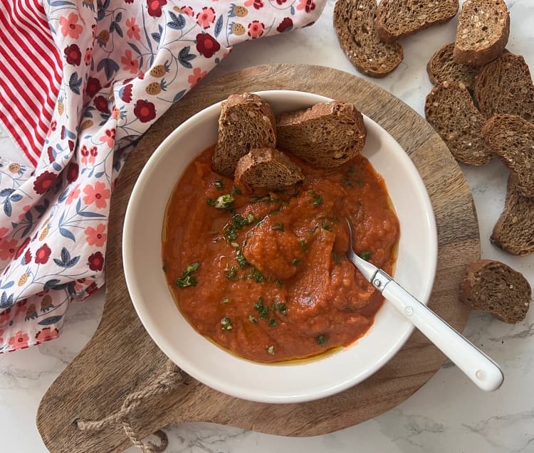 Salsa de escalivada casera 🍅 🍆 🧅   Combina bien con casi todo: en una barbacoa o parrillada, para combinar en un buen plato de pasta o arroz, huevos fritos. O simplemente para dipear 🥖  mtr.cool/lqsopbavwx