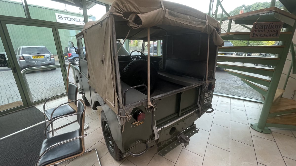 LandRoverMUD's tweet photo. Spotted in the local #LandRover garage… a work of art. https://t.co/qmihN8NYGQ