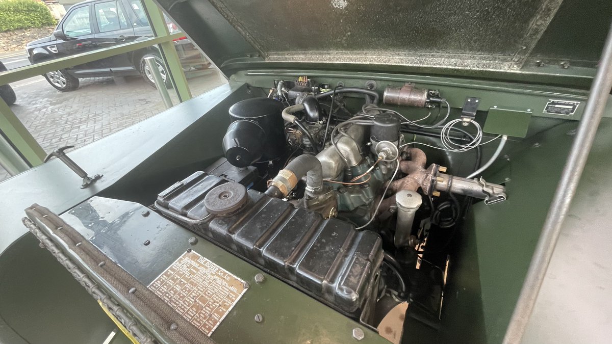 LandRoverMUD's tweet photo. Spotted in the local #LandRover garage… a work of art. https://t.co/qmihN8NYGQ