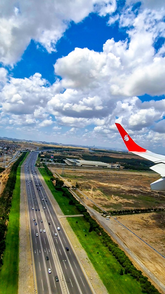 Dünya necə də rəngarəngdir. Təbiətlə təyyarəmiz birləşərək bayrağımızın rənglərini əmələ gətiriblər. 🇦🇿
✈️
Как красочен этот мир! Природа и самолет, объединившись, создали цвета нашего флага.

📸 Arzu Həsənov

#ButaAirways #flyButa