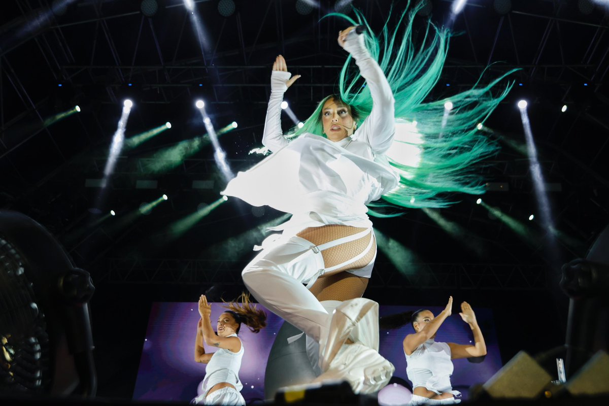 fiestasVLL's tweet photo. Sencillamente espectacular @lolaindigomusic en la Plaza Mayor de Valladolid

📸 F Blanco @AyuntamientoVLL https://t.co/rNo1ERA1R1