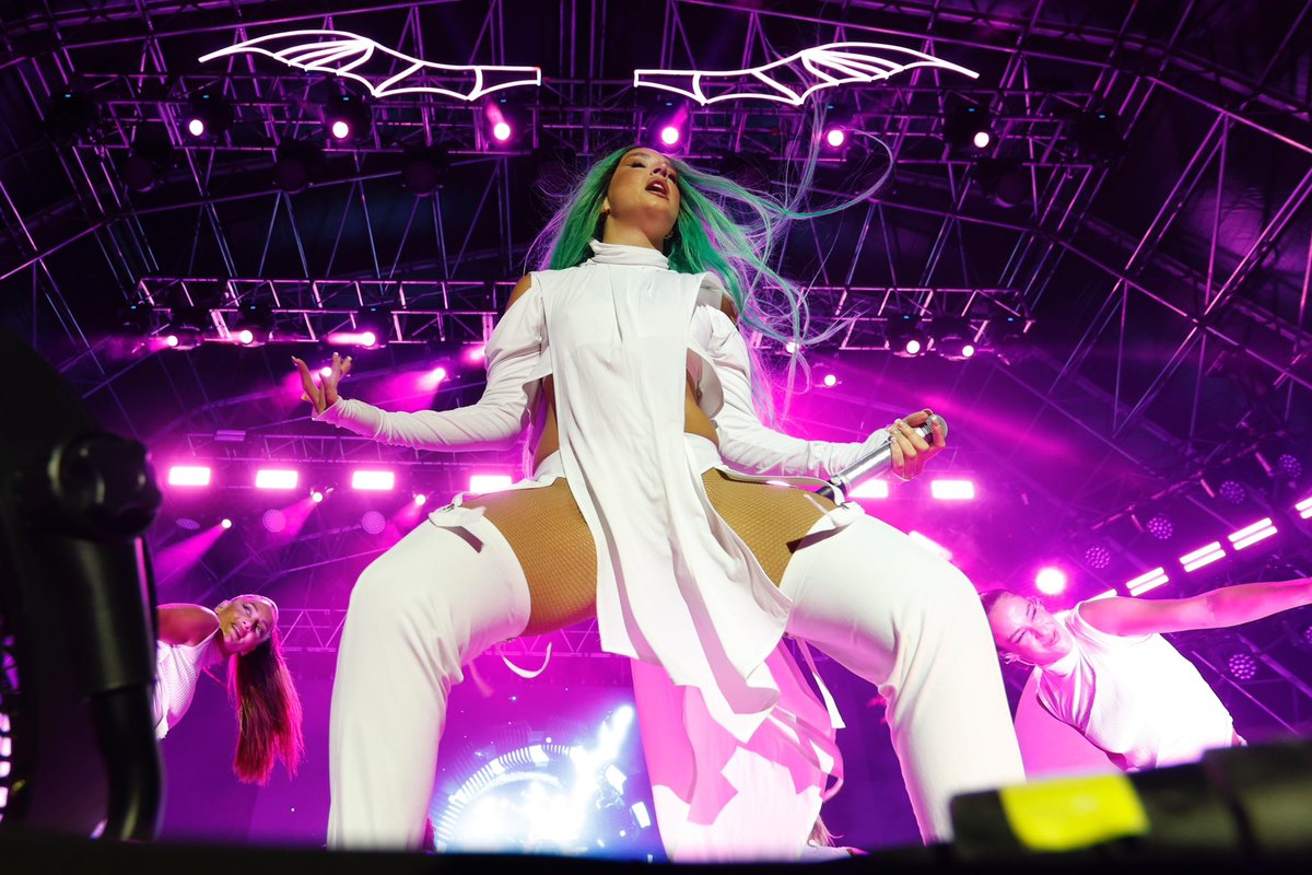 fiestasVLL's tweet photo. Sencillamente espectacular @lolaindigomusic en la Plaza Mayor de Valladolid

📸 F Blanco @AyuntamientoVLL https://t.co/rNo1ERA1R1