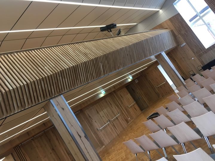 TischlerHafner's tweet photo. Tag 7: Richtig große Auftritte: Veranstaltungssäle!🎉🎭
In Wand- u. Deckenverkleidungen sind wir richtig gut! Ob das Konzerthaus in Klagenfurt, die Burg in Völkermarkt u.v.m. – wir waren dabei! 🏰🔨🏢
#tischlereihafner #lehre #tischler #völkermakrt #Kärnten #job https://t.co/bjZYGyFjHY
