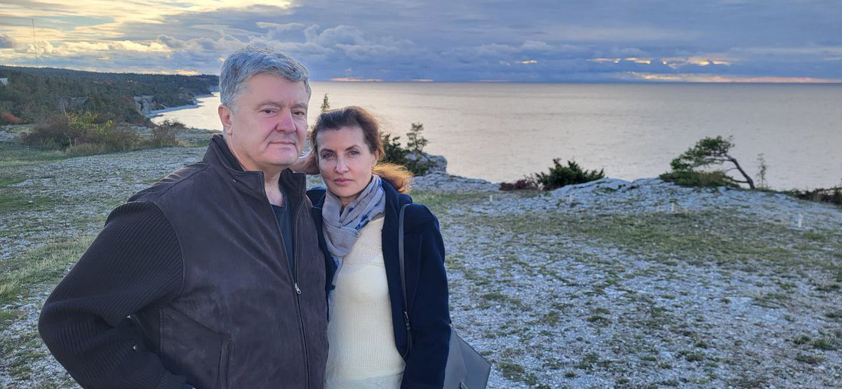 poroshenko's tweet photo. 39 років разом. 

Не знаю, багато це чи мало, але для мене – це все життя. Все життя поруч з прекрасною жінкою. 

Дякую, кохана, що ти є в моєму житті. Дякую за кожен день. За те, що поруч. За твою любов та підтримку. За віру в мене, нашу країну та нашу Перемогу. 

Сьогодні, у нашу річницю, загадую одне бажання. Воно — спільне для всіх 💙💛

Люблю. Дякую. Разом. Назавжди.