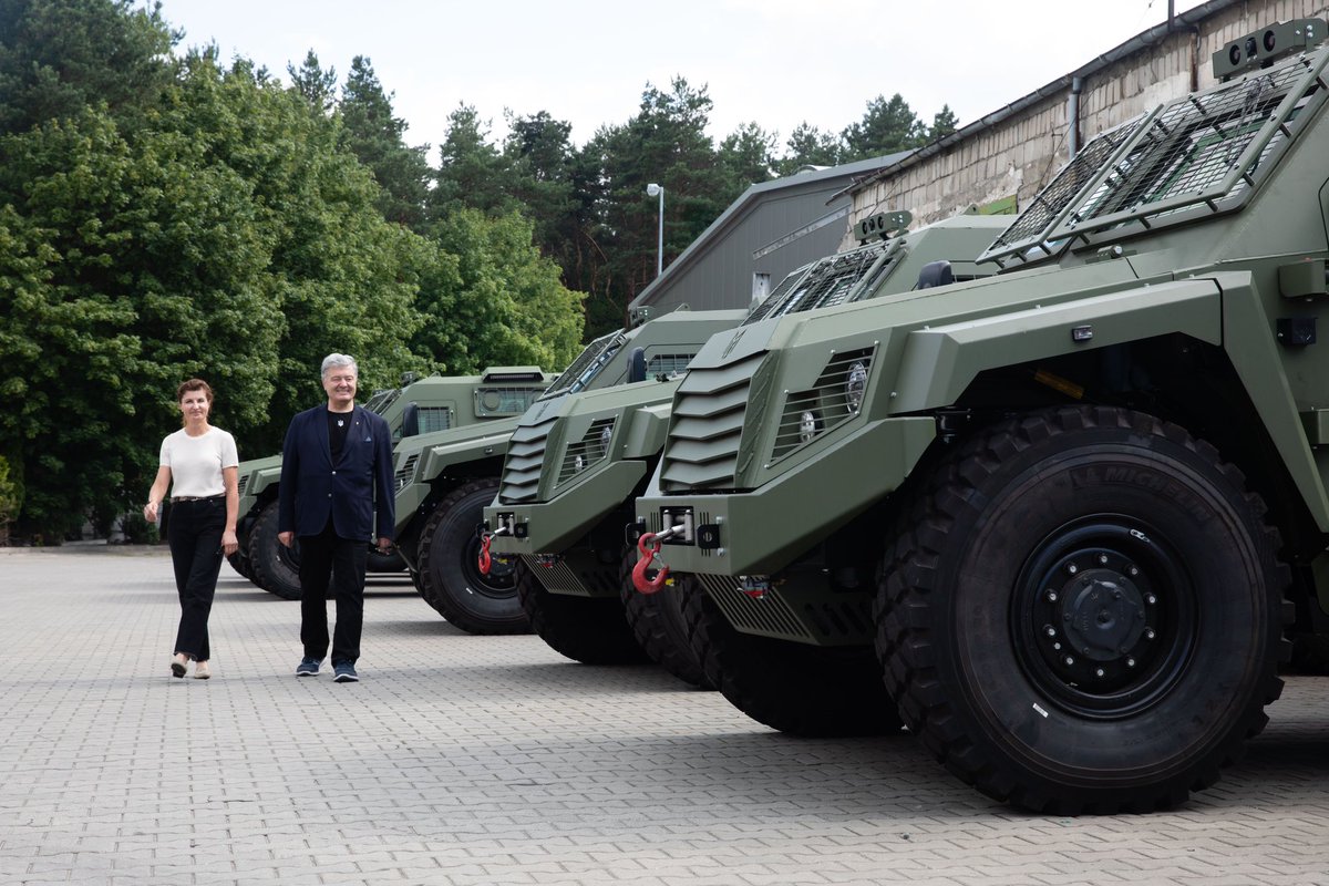 poroshenko's tweet photo. 39 років разом. 

Не знаю, багато це чи мало, але для мене – це все життя. Все життя поруч з прекрасною жінкою. 

Дякую, кохана, що ти є в моєму житті. Дякую за кожен день. За те, що поруч. За твою любов та підтримку. За віру в мене, нашу країну та нашу Перемогу. 

Сьогодні, у нашу річницю, загадую одне бажання. Воно — спільне для всіх 💙💛

Люблю. Дякую. Разом. Назавжди.