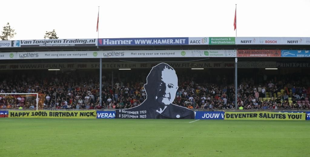 ronkonig's tweet photo. De Canadese veteraan Nick Janicki viert vandaag zijn 100e verjaardag! Honderden Deventenaren stuurden hun gelukwensen aan deze laatste bevrijder van onze stad. Ik bel hem vanavond, als het bij hem ochtend is. Kan ik nog wat aan hem meegeven van jullie? #HappyBirthday🥳#Nick100 🇨🇦 https://t.co/2ZiIfnML3A