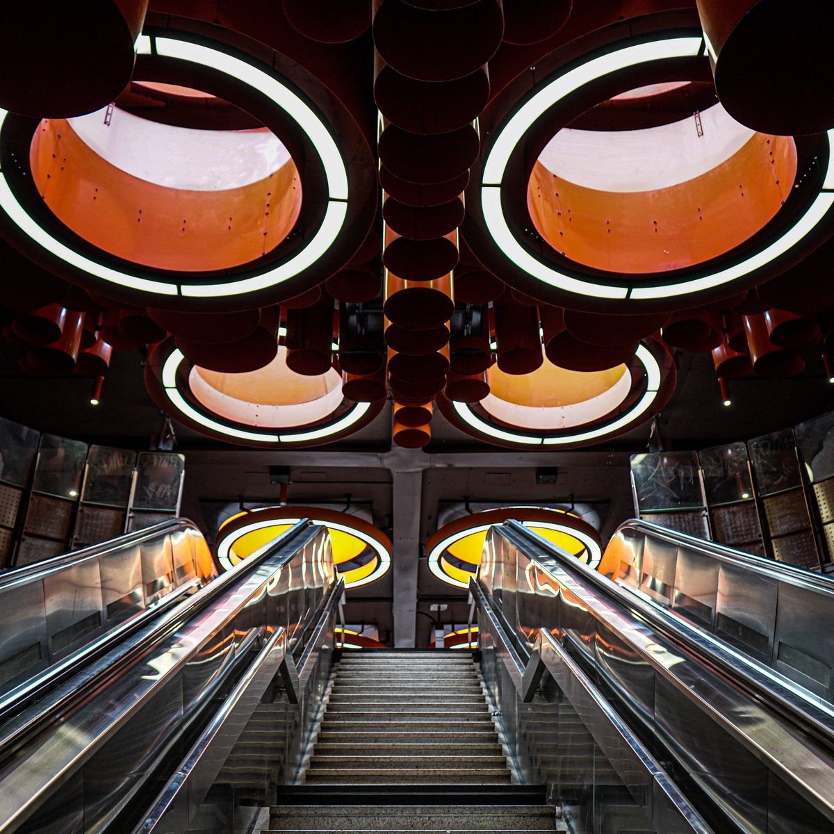 LBJeffJefferies's tweet photo. @FotoVorschlag 'Treppe ' #FotoVorschlag

Rolltreppe in der "Pannenhuis Metro Station" in Brüssel. September 2022 https://t.co/IjPcJWhhSy