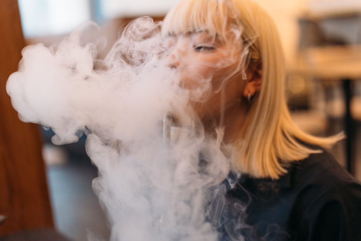 青山外苑に新しくオープンしたカフェ&amp;シーシャバーSWAY Aoyama Gaien🌃

渋谷にあるSWAYの2号店です。
渋谷に続けて青山外苑店の撮影をいたしました🌙

充電席、Wi-Fi完備💻
お昼はコワーキングプランのソフトドリンク飲み放題で作業もできちゃうお得なプランもおすすめ。