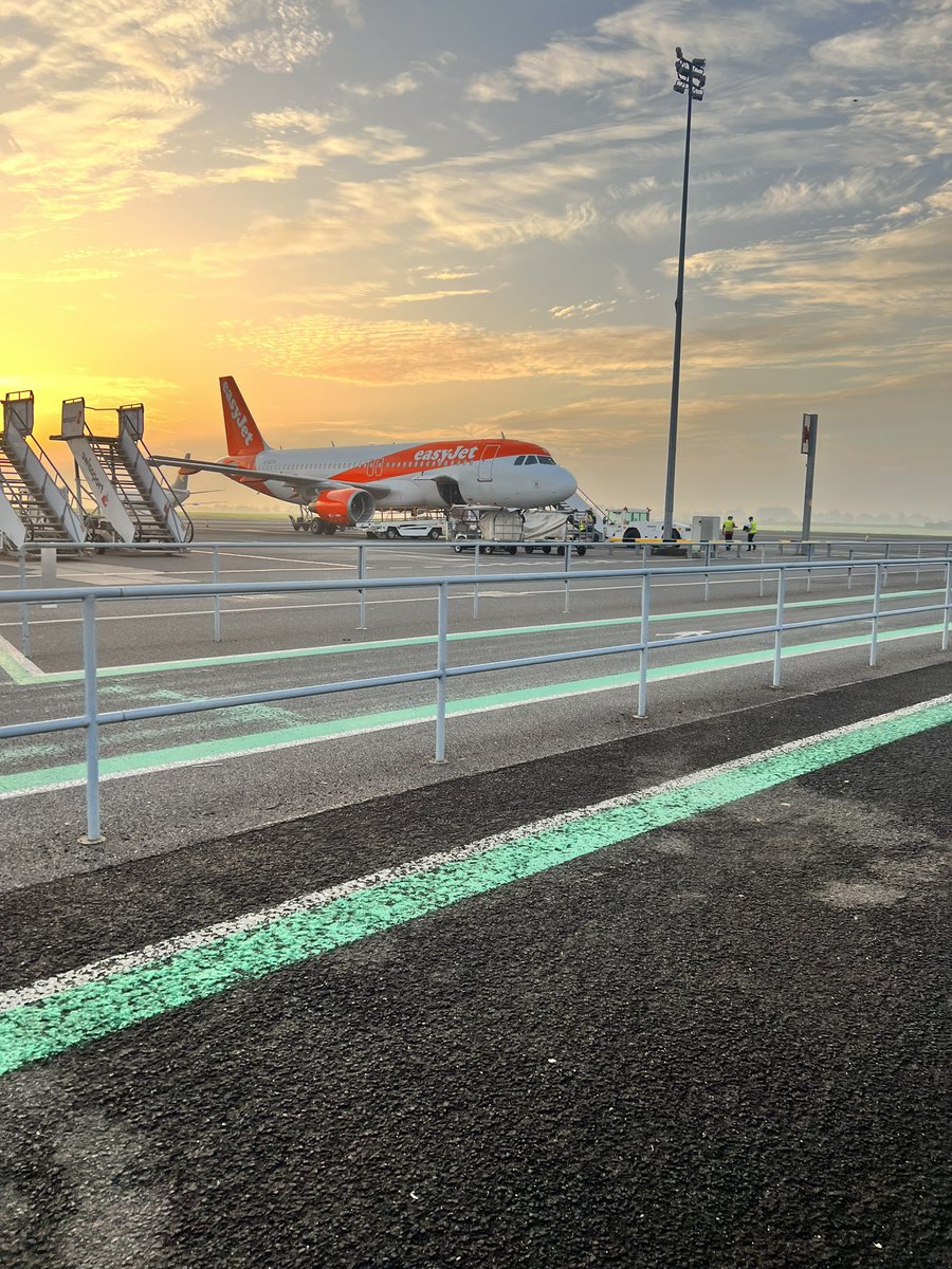 ParamedicAlice's tweet image. Flying back to Manchester this morning to say goodbye to my cohort/lecturers and return my uniform - no longer a student anymore 🥲 #timetowearbiggirlboots #wherehastimegone