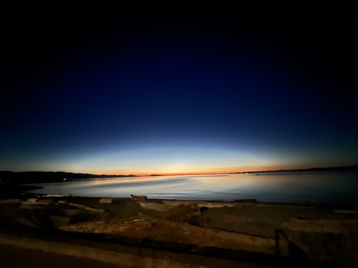 JanineTaverner's tweet image. I love living here so much ❤️ #vancouverisland #pbq #island #sunset #moon #beach #ocean