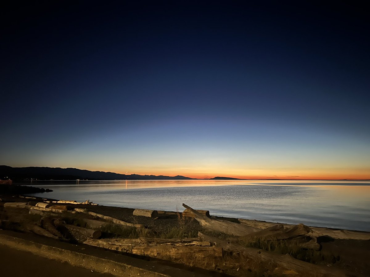 JanineTaverner's tweet image. I love living here so much ❤️ #vancouverisland #pbq #island #sunset #moon #beach #ocean