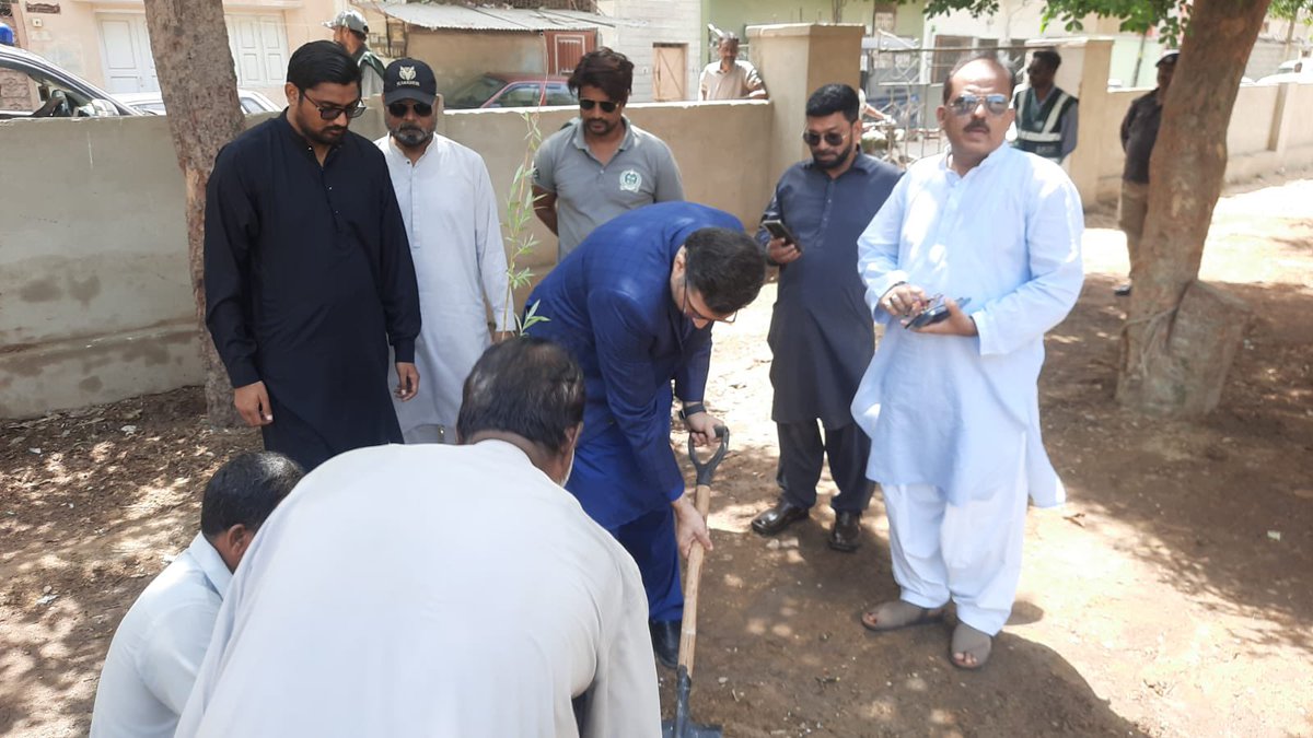 DCKhiCentral's tweet photo. Visited #Project89 of #Project100 that is in last stages of development and as the newly planted plants take roots this will be open for public. A great addition to green spaces in #Nazimabad. https://t.co/xbYraEToZR