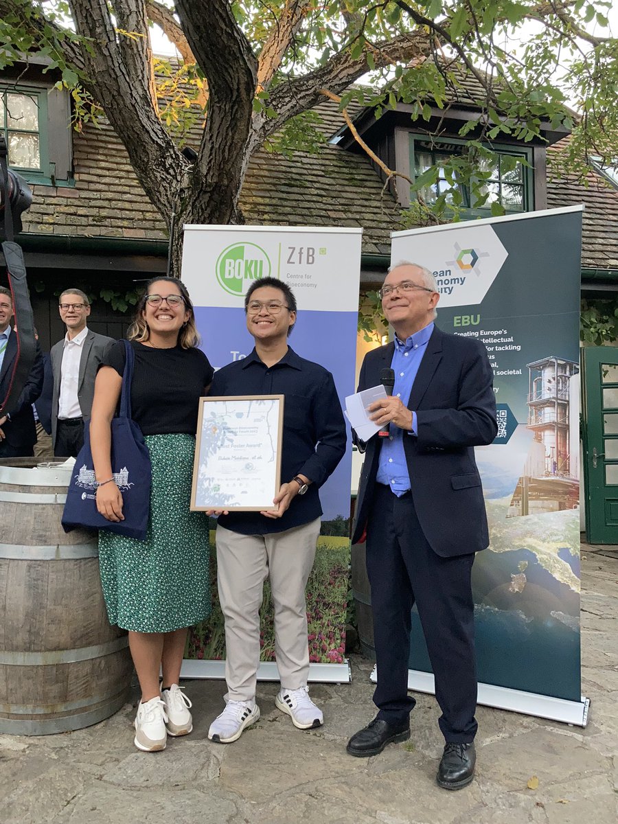 AgroParisTechRI's tweet photo. Laurent Buisson, @AgroParisTech Dean & Executive Director, was glad to announce the best posters awards during #EBSF2023 🏆Congratulations to everyone!
We are very proud that the 2nd & 3rd were from our #Bioceb programme… and a #FIPDes student was involved in the 1st team 🤩 https://t.co/unh7thiULa