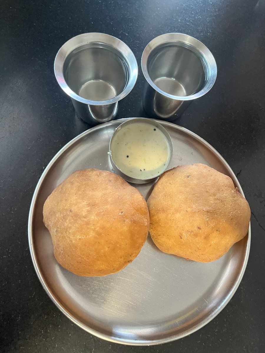 0xMahi's tweet image. Banana/Mangalore buns for breakfast before we leave.
Back at #MitraSamaj for Banana Buns and Pineapple Sheera. They served warm water, nice!
And this Nagaari Canteen, a tiny place with just two tables, serves the best Dahi Wada in #Udupi.