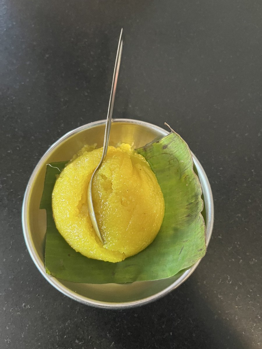 0xMahi's tweet image. Banana/Mangalore buns for breakfast before we leave.
Back at #MitraSamaj for Banana Buns and Pineapple Sheera. They served warm water, nice!
And this Nagaari Canteen, a tiny place with just two tables, serves the best Dahi Wada in #Udupi.