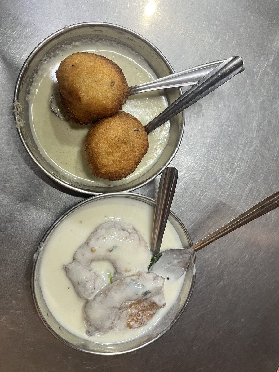 0xMahi's tweet image. Banana/Mangalore buns for breakfast before we leave.
Back at #MitraSamaj for Banana Buns and Pineapple Sheera. They served warm water, nice!
And this Nagaari Canteen, a tiny place with just two tables, serves the best Dahi Wada in #Udupi.
