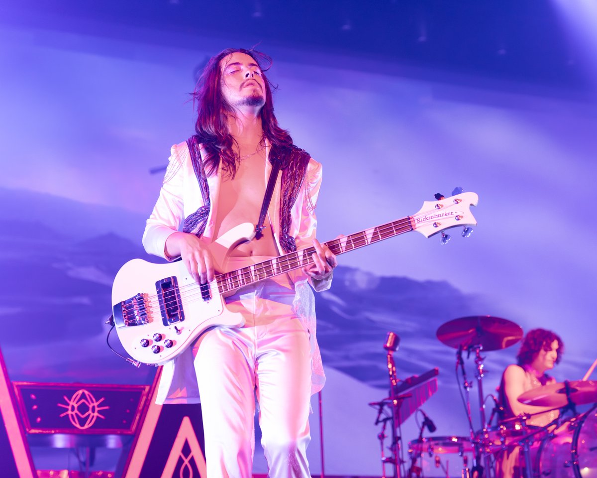 planetbomba's tweet photo. A few shots from the Greta Van Fleet show at the Allstate Arena https://t.co/LZ6pAKtVoC