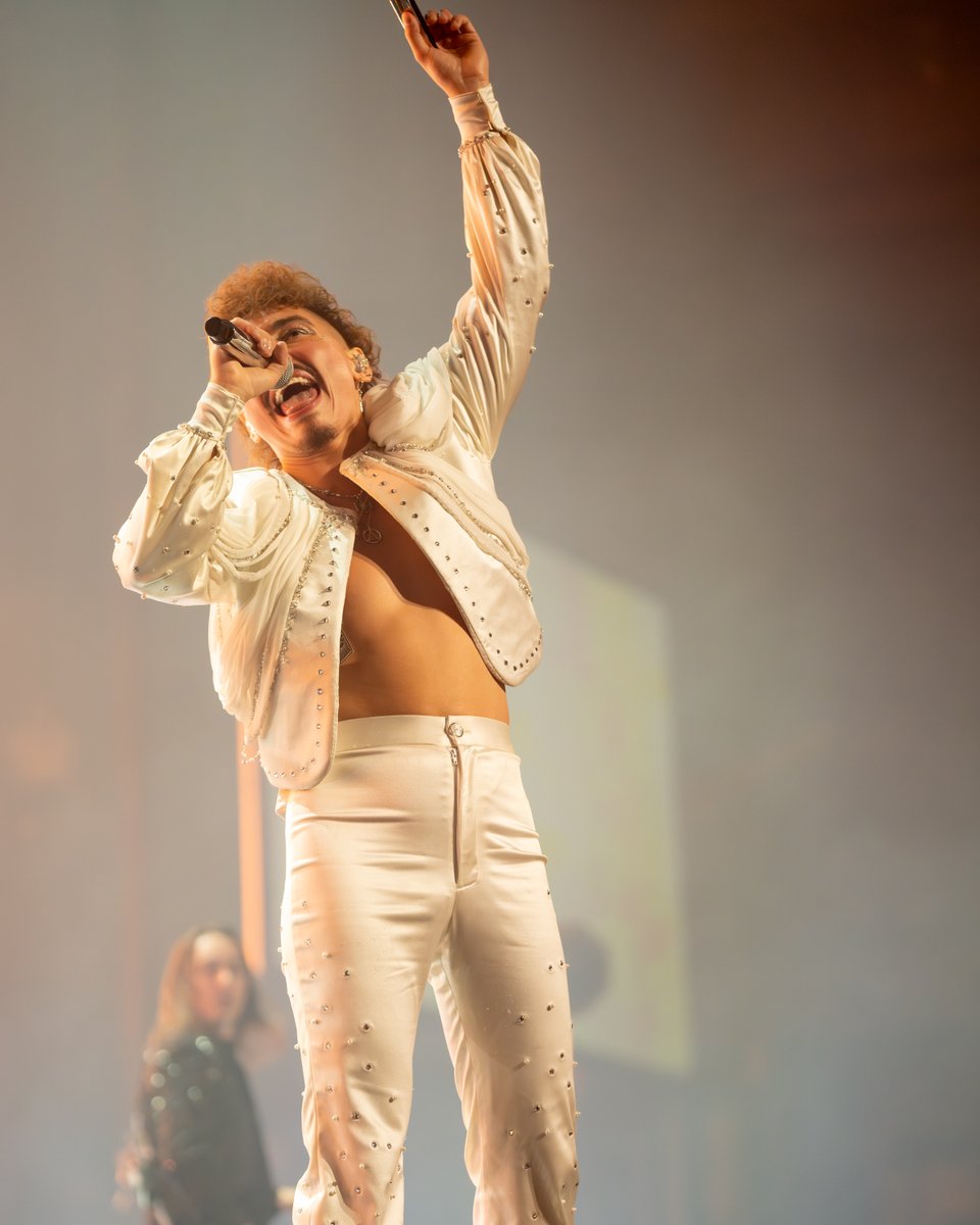 planetbomba's tweet photo. A few shots from the Greta Van Fleet show at the Allstate Arena https://t.co/LZ6pAKtVoC