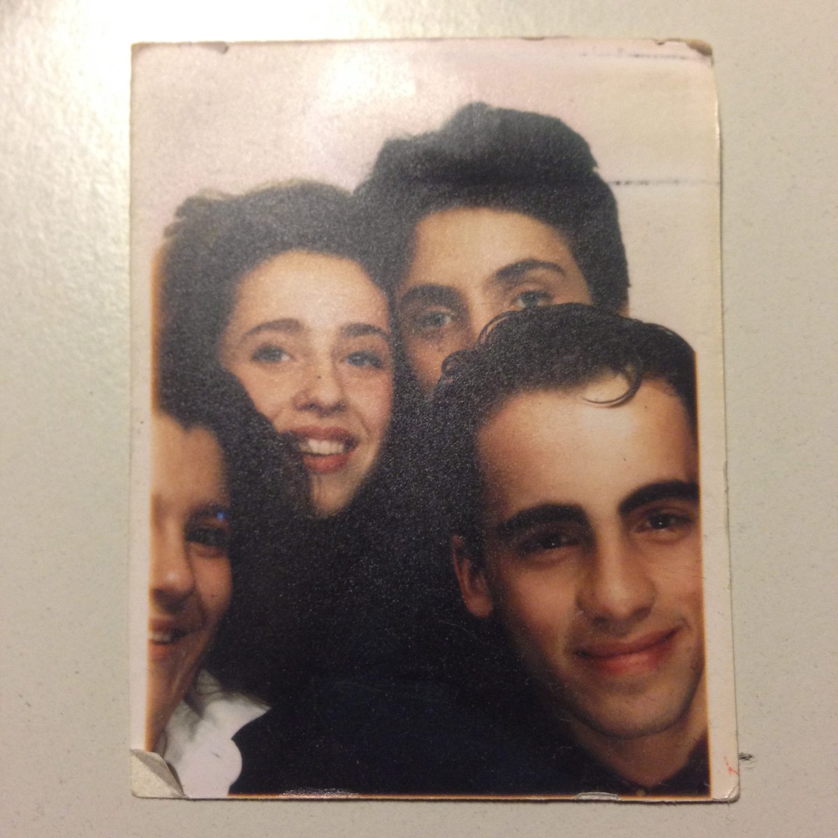 Questa volta
È stato facile non pensarti
Sapessi cosa è successo!
Ma sì che lo sai
E così per un attimo
Mi sono dimenticata di te
Del vuoto che hai lasciato
Quello spazio
che a dismisura antiumana
Si amplifica ogni anno
Il giorno del mio compleanno

Leggi bit.ly/488uo2i