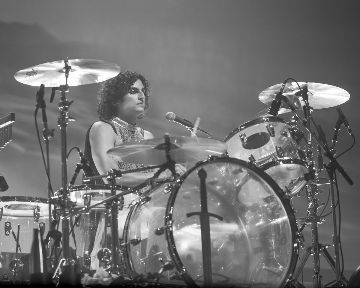 planetbomba's tweet photo. A few shots from the Greta Van Fleet show at the Allstate Arena https://t.co/LZ6pAKtVoC