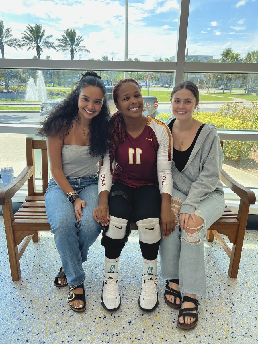 0_esj's tweet photo. family, friends, and a lot of volleyball🫶🏽🥳 https://t.co/PkZNlr11V8