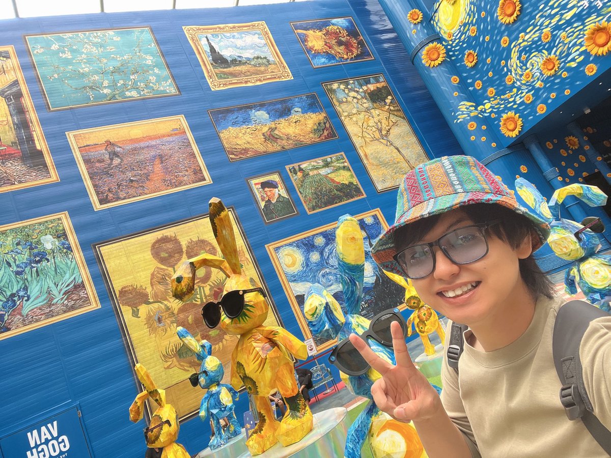 hashiyuuki's tweet photo. シンガポール3日目🇸🇬
セントーサ島に行きました。
遊びの要素が詰まりまくって数日遊びまくれる島でした。
ちなみに僕は水族館行ってプール入って、ビーチでご飯食べてジップラインでパスファインダーして、リュージュという乗り物乗りました！
あとゴッホイベントしててめちゃテンション上がった。 https://t.co/fBtWuVmYmK
