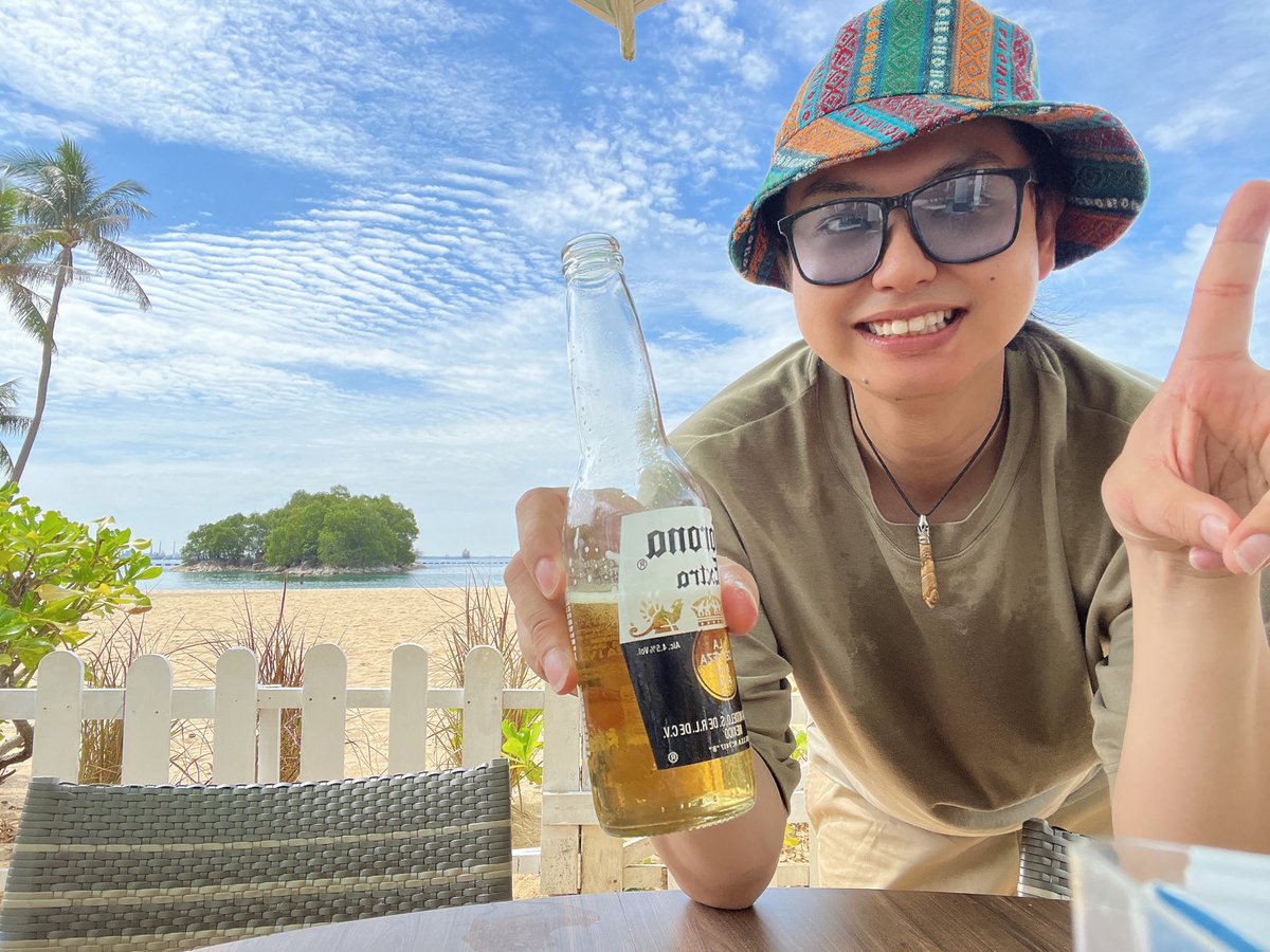 hashiyuuki's tweet photo. シンガポール3日目🇸🇬
セントーサ島に行きました。
遊びの要素が詰まりまくって数日遊びまくれる島でした。
ちなみに僕は水族館行ってプール入って、ビーチでご飯食べてジップラインでパスファインダーして、リュージュという乗り物乗りました！
あとゴッホイベントしててめちゃテンション上がった。 https://t.co/fBtWuVmYmK