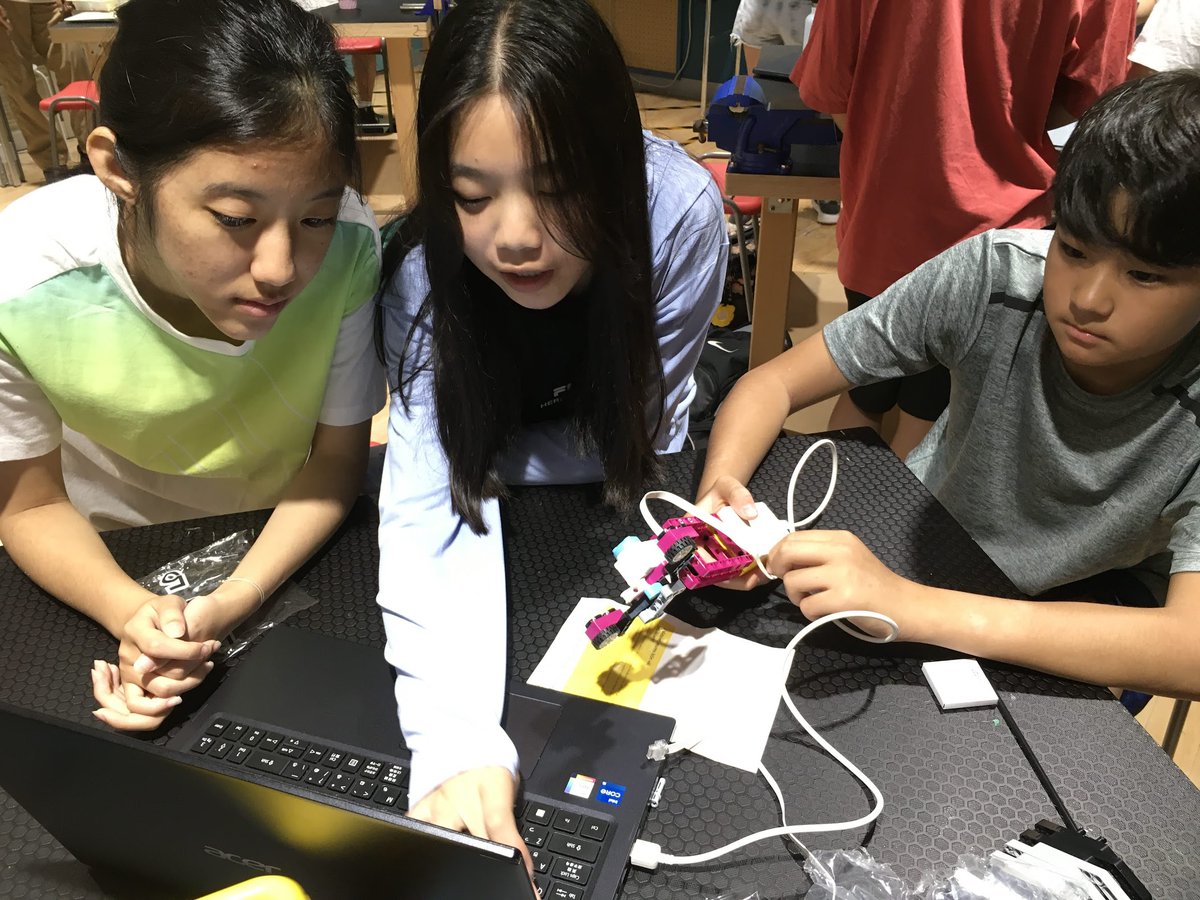 NIS_Design's tweet photo. G8s designing robotic arms to rescue keys from some acid. #NISinquire #mypdesign #robotics #tinker https://t.co/LUiTYDybQU