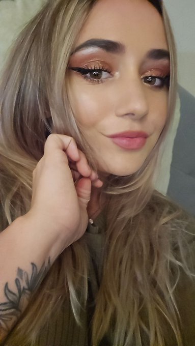 Camming tonight in a few hrs! Will tweet again when I'm on! https://t.co/BOC0HU9ult https://t.co/R78