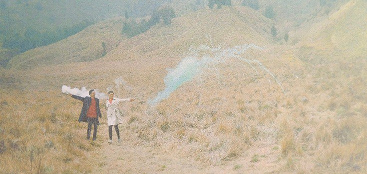 Gue masih gak paham konsep prewed di Bromo ini. ✅️Pake winter outfit di savana ✅️Pake flare di siang hari Output yg mau dikejer tuh gimana? Moodboard-nya apa? Vendor photography-nya ini ngasal bener bikin konsep. Ngejer konsep jelek gini sampe bikin 50 hektar yg kebakar