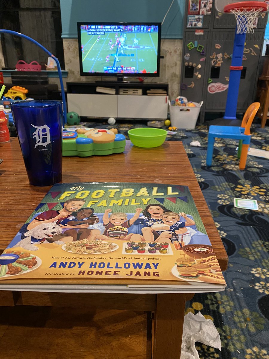 RockyCasbahTXRD's tweet image. When #ItsFootballTime meets #Bedtime…@TheFFBallers @andyholloway  Go Lions! 🏈🦁🛏️😴