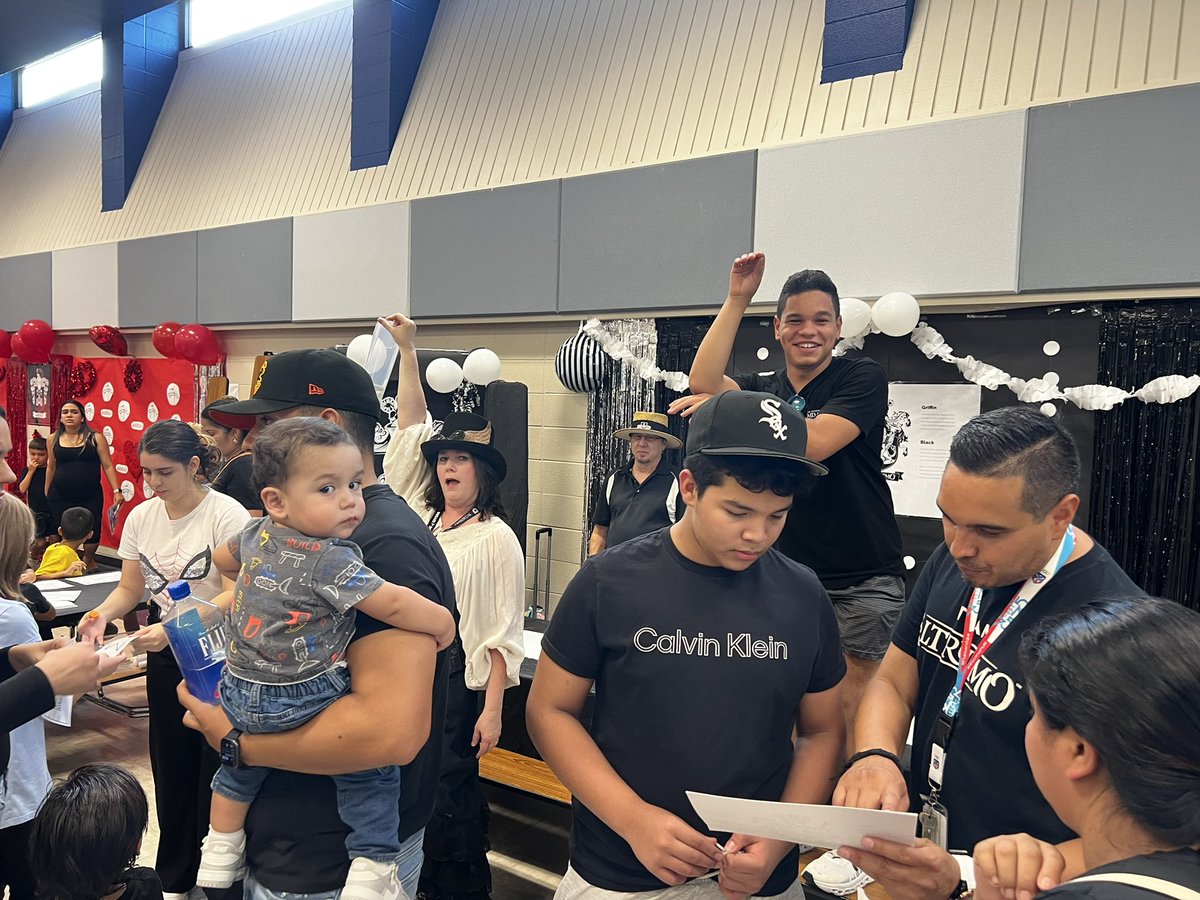 DR. ᑎORᗰᗩ ᗰᗩRTIᑎᕮᘔ tweet media