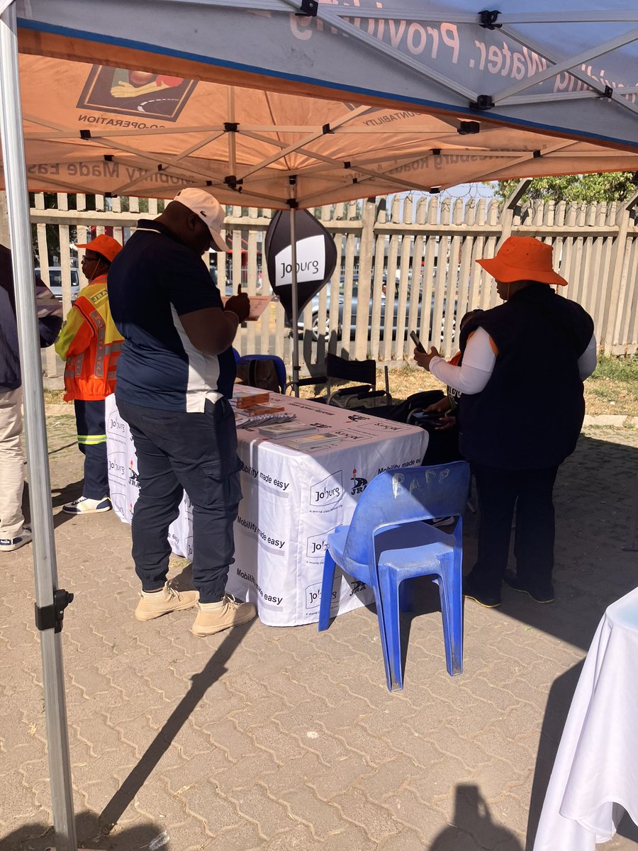 CityofJoburgZA's tweet photo. Different CoJ entities teaching the community about air quality , water preservation and environmental protection amongst many things #CleanAirForAIl #JoziAirQuality ^NB https://t.co/YFItxBSmmS