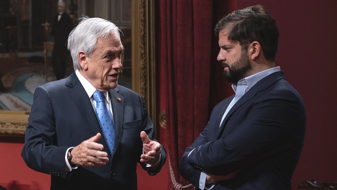 Cooperativa's tweet photo. #CooperativaContigo Gabriel Boric: "Estoy convencido y no tengo ninguna duda de que el Presidente Piñera es un demócrata, que en su gestión -en sus dos gobiernos- buscó genuinamente lo que él pensaba era lo mejor para el país" https://t.co/z2AV13qpqv https://t.co/aWJg3asQtW