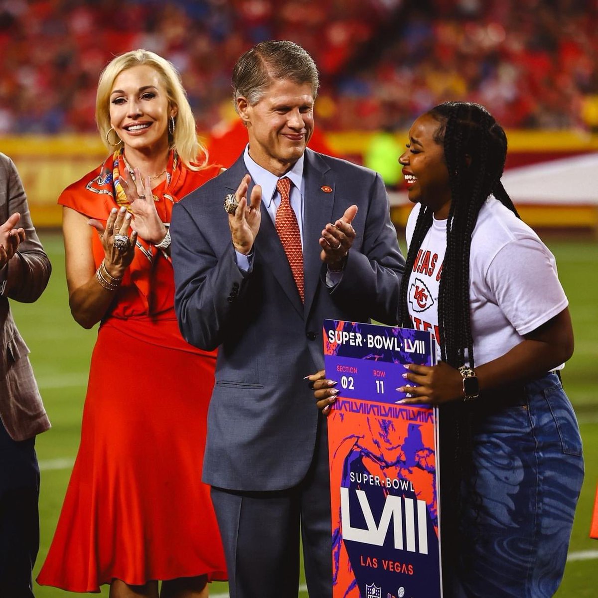kcpublicschools's tweet photo. Wow! @KCPS_LCPAMiddle’s own Kayla McClellan, the 2022 Teacher of the Year, was surprised at the @Chiefs season-opener by being named the FIRST EVER Norma Hunt Super Bowl Champion of Education, receiving on-field recognition and Super Bowl tickets!

We are so proud of her! ❤️ https://t.co/aWm7xWdeRG
