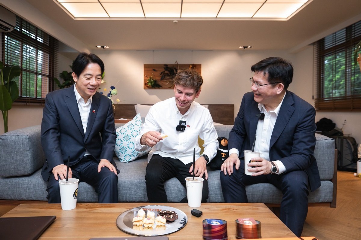 SiteTaiwanInfo's tweet photo. Le vice-président @ChingteLai et le secrétaire général de la Présidence Lin @chia_lung ont accueilli le 6 septembre à Taipei l’influenceur slovaque Patrik Paulínyi, venu passer la nuit au Palais présidentiel.
#來去總統府住一晚 #TaiwanIsOpen 
#Taiwan #Slovaquie
📸: Présidence https://t.co/LhyOzw6wuR