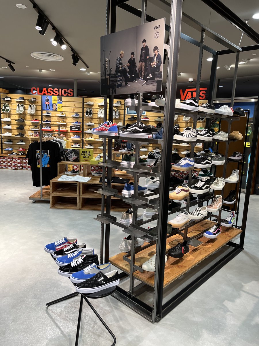 0russianblue's tweet photo. 入店順NO.4でした✨✨
前回買えなかったから、今回買えて嬉しいです🐈🐾
ありがとうございます😭😭

#BUMPOFCHICKEN #VANS https://t.co/G22jFhS4b0