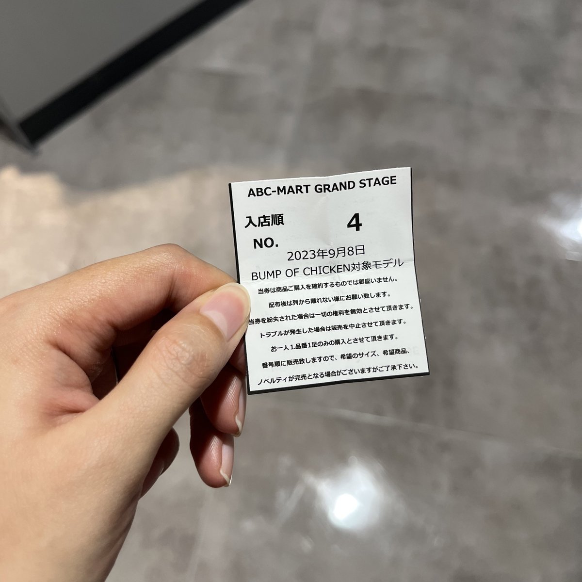 0russianblue's tweet photo. 入店順NO.4でした✨✨
前回買えなかったから、今回買えて嬉しいです🐈🐾
ありがとうございます😭😭

#BUMPOFCHICKEN #VANS https://t.co/G22jFhS4b0