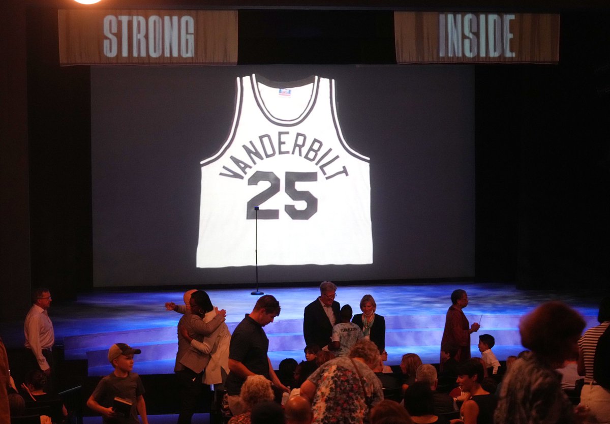 VandyWBB's tweet photo. Great Night at the @NashChildThtr for the World Premiere of 𝙎𝙩𝙧𝙤𝙣𝙜 𝙄𝙣𝙨𝙞𝙙𝙚

#AnchorDown https://t.co/qHNYOHn49s