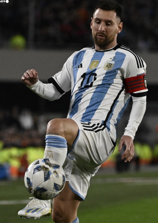 InvictosSomos's tweet photo. Lo dicen los números, los títulos colectivos, los premios individuales, los récords y, sobre todo, el juego. No hubo, no hay y jamás habrá otro futbolista como el 10. El más grande de todos los tiempos. Y tuvimos la fortuna de ser sus contemporáneos. GRACIAS POR TANTO FÚTBOL, LIONEL.