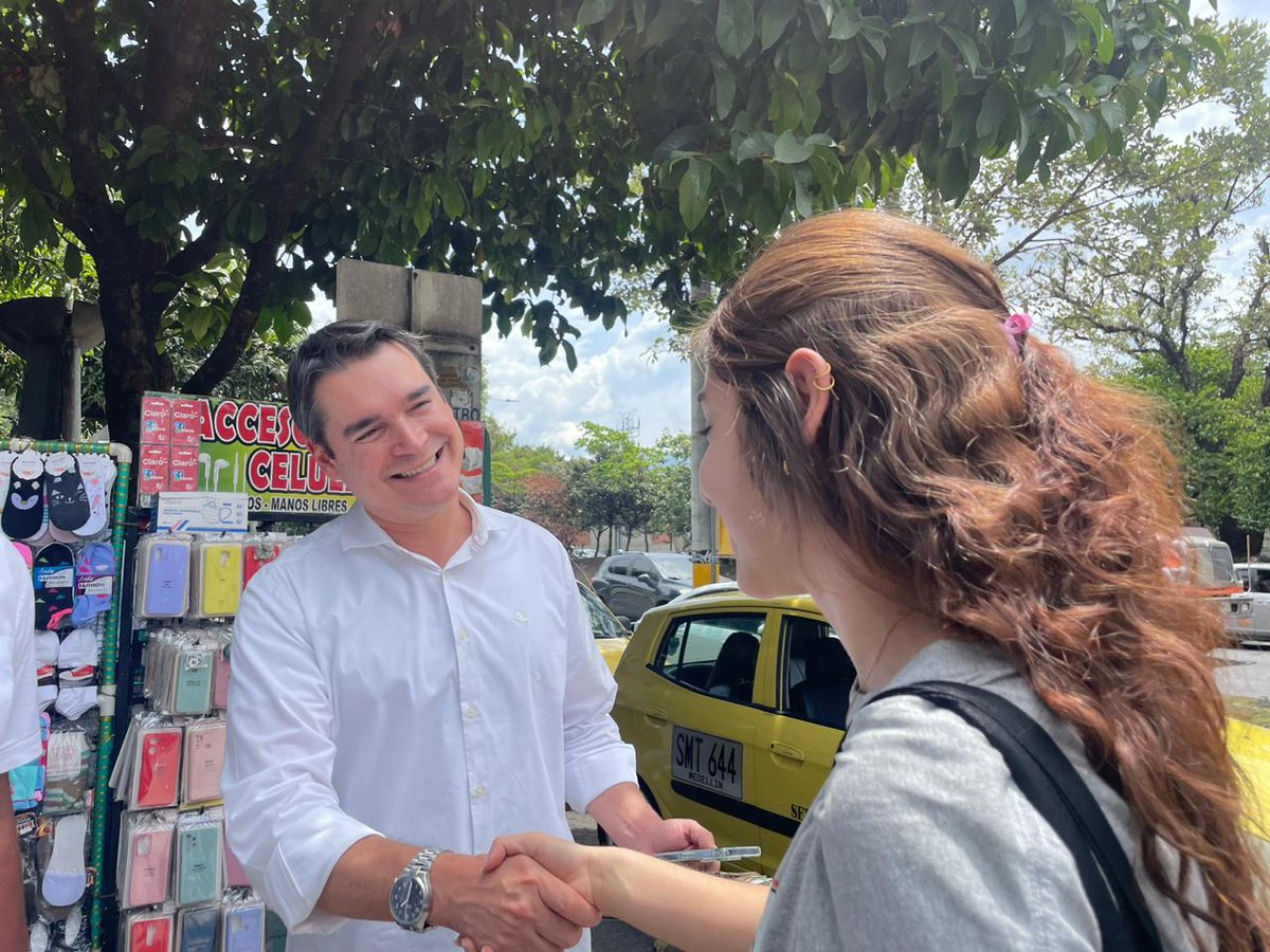 JaimeCuartas's tweet photo. Me emociona ver la energía de la gente al recibir nuestras postales. Unidos construyendo una Medellín para la gente. 

Al Concejo de Medellín vota @PartidoVerdeCoL 🌻1️⃣ https://t.co/CC6UZmk9wK