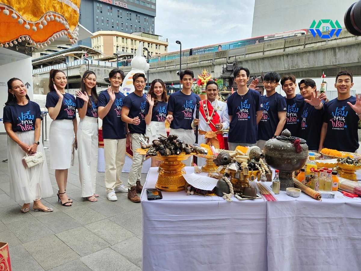 epnewsonline's tweet photo. #EPNEWS บรรยากาศงานบวงสรวงซีรีส์ “ปลื้มคนโปรด A secretly love” เรื่องราววุ่น ๆ ของคนไม่รู้หัวใจตัวเอง

#บวงสรวงปลื้มคนโปรด #ปลื้มคนโปรด
#ขุณขิมมอญ #คัทธนวัฒน์ https://t.co/HU2oei9WJt