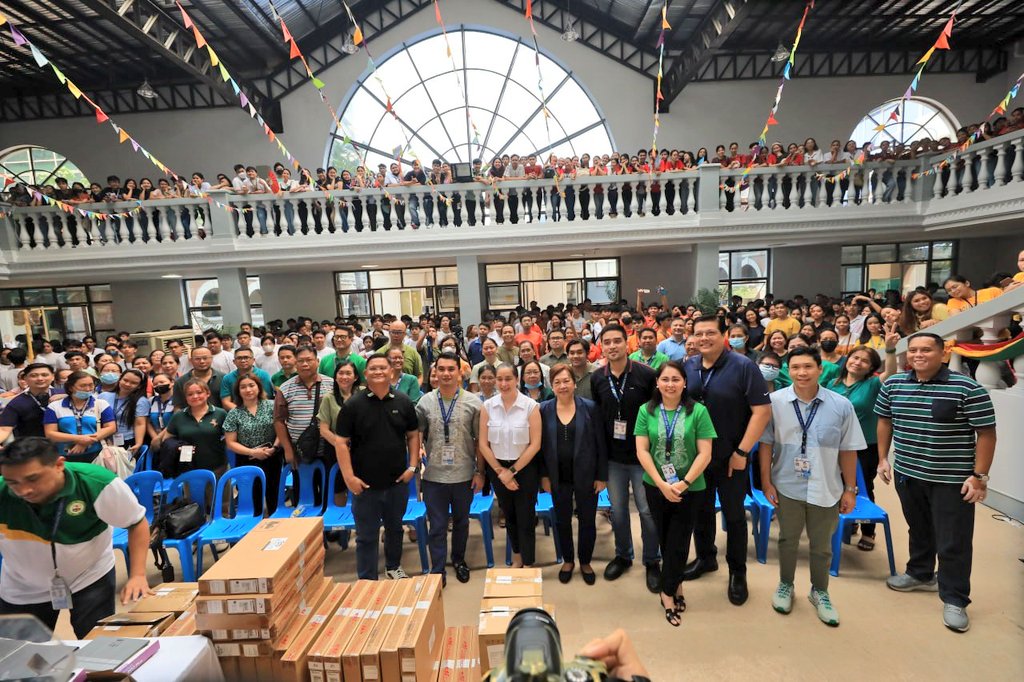 VicoSotto's tweet image. High energy ang mga estudyante ng PLP kanina!!! ⚡🥳💪💻

This s.y. 

Distribution of laptops and tablets

Tuloy ang connectivity allowance (originally ?meant for distance learning only) 

Improvement of facilities mostly done. wala nang waterfalls sa lobby. (Ongoing pa yung iba…